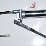INGRASSATORE POMPA PISTOLA GRASSO 100CC PICCOLO MANUALE CON TUBO E FLESSIBILE en