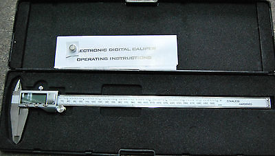 927.jpg CALIBRO DIGITALE PROFESSIONALE DA 0-200 mm IN ACCIAIO con VALIGETTA - immagine 1