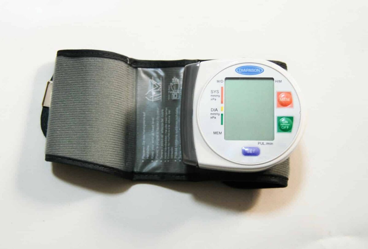 SFIGMOMANOMETRO ANEROIDE STETOSCOPIO MISURA PRESSIONE DIGITALE ARTERIOSA polso - immagine 2